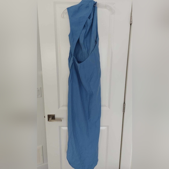 ISO- Dress size small - Picture 2 of 4